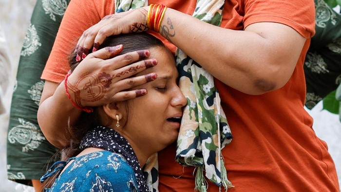 Suasana duka menyelimuti Rumah Sakit Sipil di Ahmedabad pada Kamis (12/6/2025), setelah kecelakaan tragis menimpa pesawat Boeing 787-8 Dreamliner milik maskapai Air India. REUTERS/Amit Dave