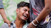 Duka mendalam juga dirasakan puluhan keluarga lain yang menunggu proses identifikasi dan serah terima jenazah. Beberapa di antaranya masih berharap mendapat kabar bahwa kerabat mereka selamat, meski harapan itu kian menipis. REUTERS/Amit Dave