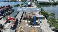 Penggunaan Teknologi Sosrobahu pada Tol Semarang-Demak Paket 1A meminimalisir gangguan lalu lintas di jalan arteri yang memiliki volume kendaraan sangat tinggi. Dengan metode ini dapat mengerjakan struktur pier head atau balok melintang tanpa harus menutup jalur di bawahnya.Foto: Dok. PT Hutama Karya (Persero)