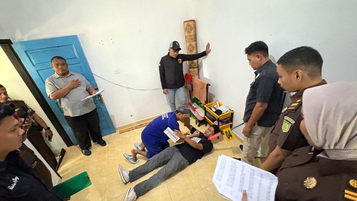 Tersangka Bobi saat melakukan adegan rekonstruksi pembunuhan dan mutilasi (Foto: Istimewa)