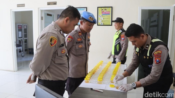 Tes urine dadakan di Polres Pasuruan Kota.