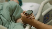 Dan kami berdoa setiap hari agar kamu tumbuh menjadi pria yang kuat dan baik hati, pria yang dicintai oleh orang-orang dan, yang lebih penting, dicintai oleh Allah, terangnya lagi. Foto: instagram Thariq Halilintar