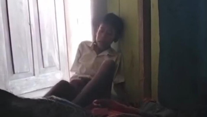 Siswa Sekolah Dasar (SD) bernama Galang Rawadhan (12) di Tojo Una-una, Sulawesi Tengah (Sulteng) menangis gegara diminta berhenti sekolah oleh ayahnya, Rikson Lawadan.
