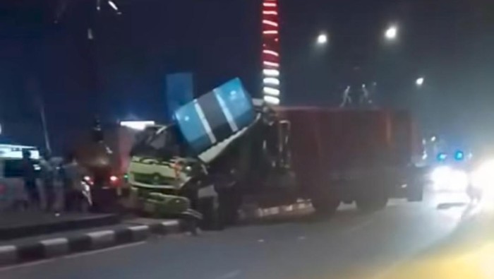 Truk Tersangku di Pembatas Jalan