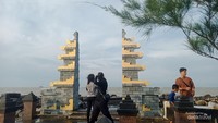 Pengunjung Pantai Bali 2 Ketika Sedang Menikmati Indahnya Pantai.