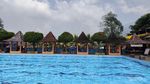 Berenang dan Main Labirin di Resort dengan Pemandangan 2 Gunung