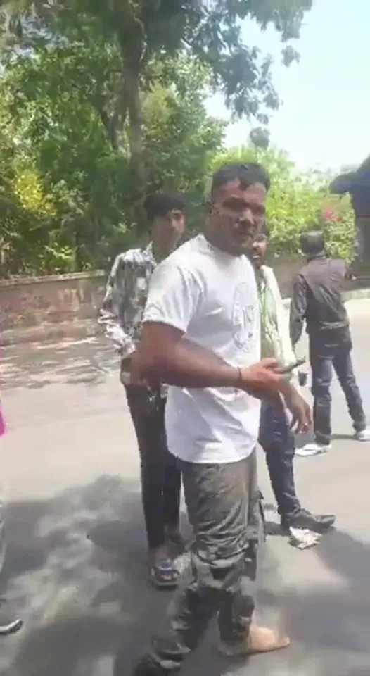 Vishwash Kumar Ramesh (40), salah satu penumpang WN Inggris yang selamat dari insiden jatuhnya pesawat India Air di Ahmedahbad. (dok. The Sun)