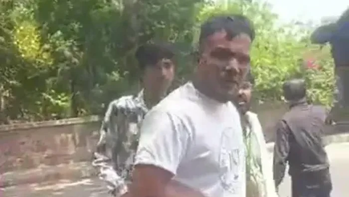 Vishwash Kumar Ramesh (40), salah satu penumpang WN Inggris yang selamat dari insiden jatuhnya pesawat India Air di Ahmedahbad. (dok. The Sun)