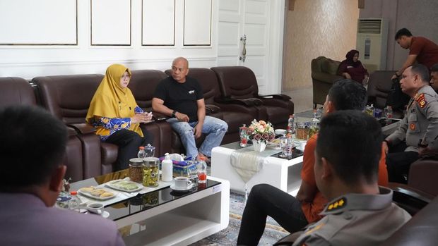Wakapolda Riau Brigjen Jossy Kusumo mengecek PT di Siak pascaaksi pembakaran.