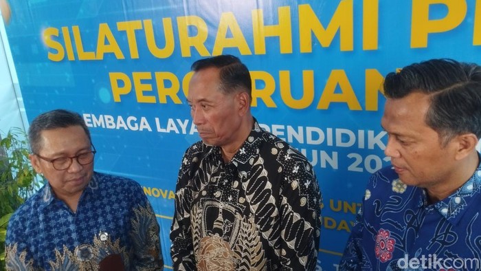 Wakil Menteri Pendidikan Tinggi, Sains, dan Teknologi RI, Prof Dr Fauzan (tengah)