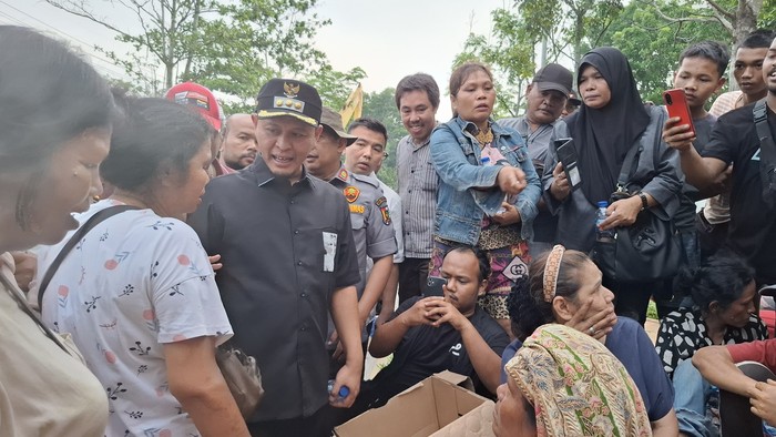 Penertiban warung remang dipimpin langsung Wali Kota Agung Nugroho. Terlihat, Agung sempat berdialog dengan warga di sela penertiban.