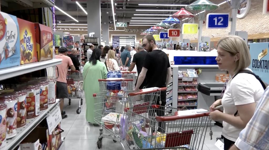 Warga Israel di Tel Aviv berbondong-bondong mendatangi supermarket lokal pada hari Jumat (13 Juni) menyusul peringatan nasional tentang serangan yang akan segera terjadi, saat pemerintah mengumumkan peluncuran operasi militer yang menargetkan infrastruktur nuklir Iran. (Tangkapan Layar Video Reuters/)