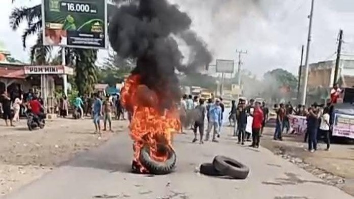 Warga Muratara melakukan demo hingga pemblokiran jalan