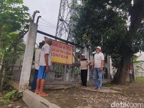 Banner Penolakan Dipasang Warga di Tower Seluler Porong Sidoarjo