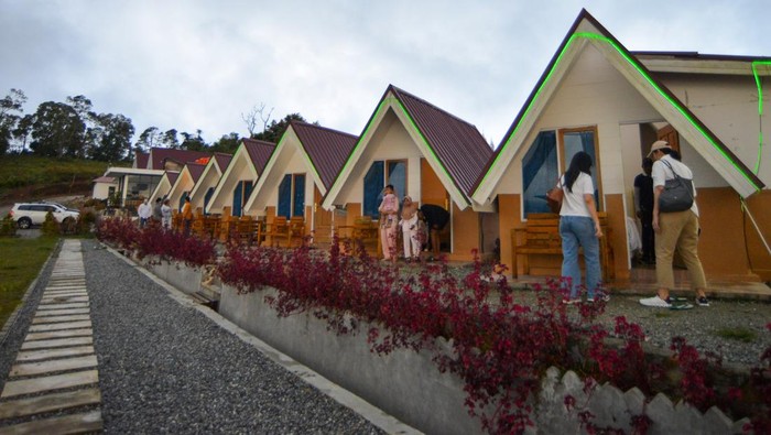 Pengunjung berada di kawasan homestay di tepi Danau Di Atas, Lembah Gumanti, Solok, Sumatera Barat, Jumat (13/6/2025). Data Dinas Pariwisata Solok, kabupaten itu kini memiliki 1.726 kamar meliputi homestay, villa dan penginapan dengan pertumbuhan pesat selama dua tahun terakhir di sekitar Danau Di Atas dan Danau Kembar. ANTARA FOTO/Iggoy el Fitra/bar