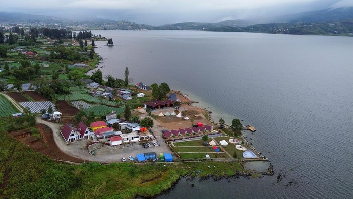 Wisata Danau di Solok Meningkat, Homestay Tumbuh Pesat Pengunjung berada di kawasan homestay di tepi Danau Di Atas, Lembah Gumanti, Solok, Sumatera Barat, Jumat (13/6/2025). Data Dinas Pariwisata Solok, kabupaten itu kini memiliki 1.726 kamar meliputi homestay, villa dan penginapan dengan pertumbuhan pesat selama dua tahun terakhir di sekitar Danau Di Atas dan Danau Kembar. ANTARA FOTO/Iggoy el Fitra/bar
