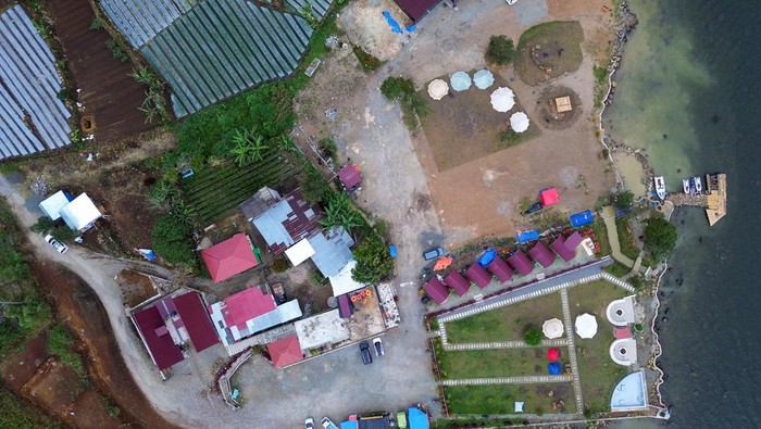Pengunjung berada di kawasan homestay di tepi Danau Di Atas, Lembah Gumanti, Solok, Sumatera Barat, Jumat (13/6/2025). Data Dinas Pariwisata Solok, kabupaten itu kini memiliki 1.726 kamar meliputi homestay, villa dan penginapan dengan pertumbuhan pesat selama dua tahun terakhir di sekitar Danau Di Atas dan Danau Kembar. ANTARA FOTO/Iggoy el Fitra/bar