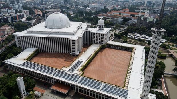 JAKARTA, INDONESIA - MAY 03: A view of Istiqlal Mosque in Jakarta, Indonesia on May 03, 2024. The Istiqlal mosque uses a solar panel system facing climate change. (Photo by Garry Lotulung/Anadolu via Getty Images)