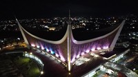 Tahun lalu Indonesia dan Malaysia punya rating dan nilai yang sama sehingga berada di urutan teratas. Tahun ini Malaysia tetap di atas, kemudian Indonesia menyusul dengan nilai tinggi, mengandalkan kekayaan budaya serta dukungan kebijakan pemerintah terhadap pariwisata ramah Muslim. Sayang saja Indonesia turun 4 peringkat dari urutan 1 menjadi urutan 5 setelah Malaysia, Turki, Arab Saudi dan Uni Emirat Arab. Penurunan rating Indonesia ini menunjukkan destinasi lain lebih cepat perkembangannya untuk merayu para wisatawan muslim. Foto: Anadolu via Getty Images/Anadolu