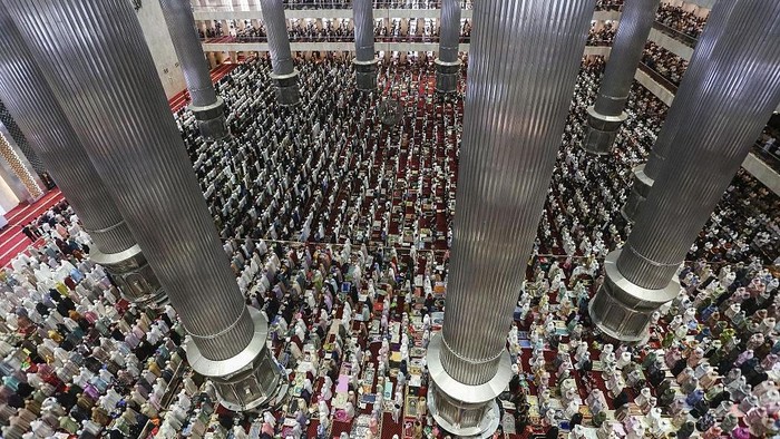 2207247199 JAKARTA, INDONESIA - MARCH 31: Muslims gather to perform Eid al-Fitr prayer at Istiqlal Mosque in Jakarta, Indonesia on March 31, 2025. Eid al-Fitr is a religious holiday celebrated by Muslims around the world that marks the end of Ramadan, Islamic holy month of fasting. (Photo by Agoes Rudianto/Anadolu via Getty Images)