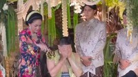 Momen Maia Estianty melakukan siraman kepada putra pertamanya. Foto: Instagram Ahmad Dhani, Maia Estianty, Al Ghazali