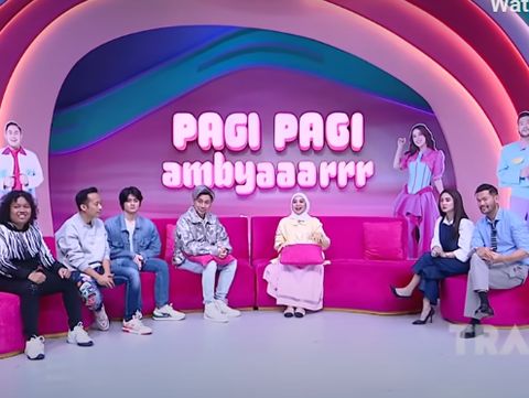 Aisyah menceritakan kisahnya di program televisi Pagi-pagi Ambyar, Trans Tv.