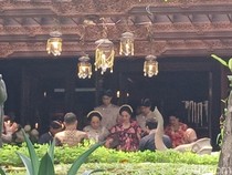 Al Ghazali Siraman Hari Ini, Maia Estianty dan Irwan Mussry Tebar Senyum