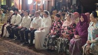 Ia duduk di antara Maia Estianty dengan Irwan Mussry serta Ahmad Dhani dan Mulan Jameela. Foto: Instagram Al Ghazali