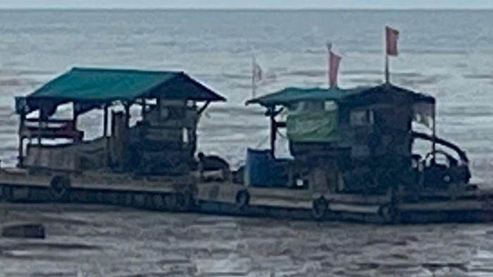 Alat tambang atau ponton isap timah laut yang diamankan polisi dan TNI AL.