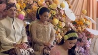 Model berusia 27 tahun itu khidmat menjalani prosesi siraman dengan adat Sunda, Jumat (13/6/2025). Foto: dok. Capture Instagram Story Alyssa Daguise