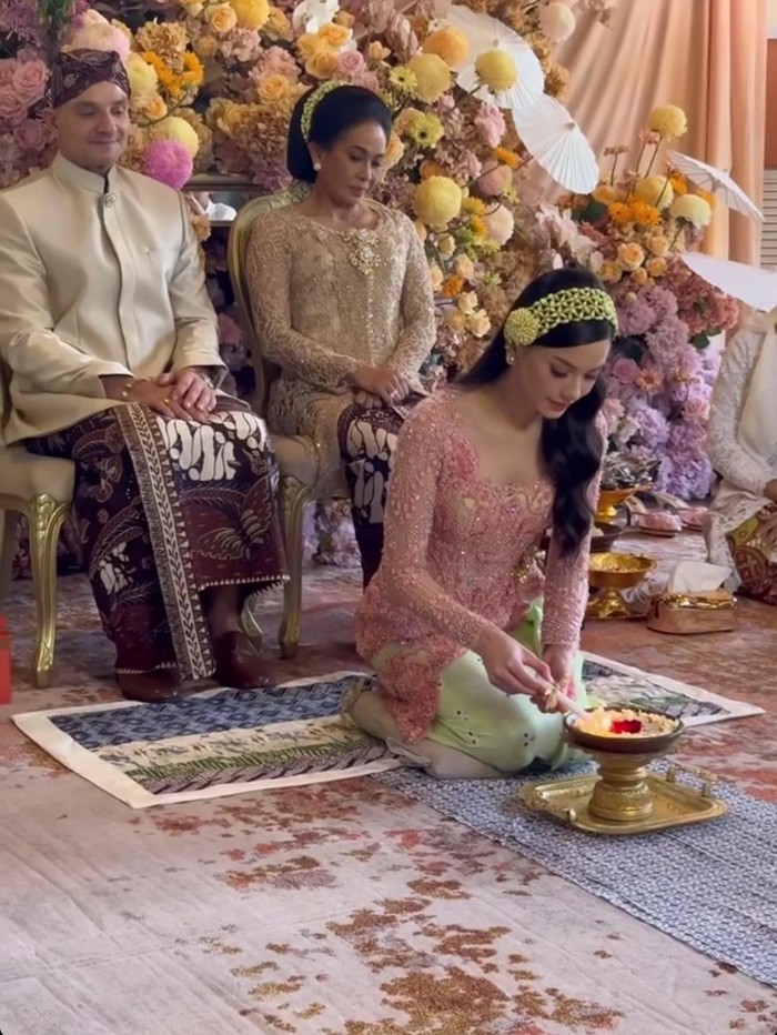 Alyssa Daguise siraman dan pengajian.