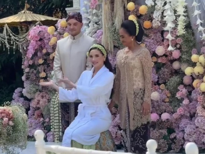 Alyssa Daguise siraman dan pengajian.