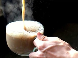 Amsyong! Wanita Ini Dikenakan Biaya Tarik saat Pesan Kopi