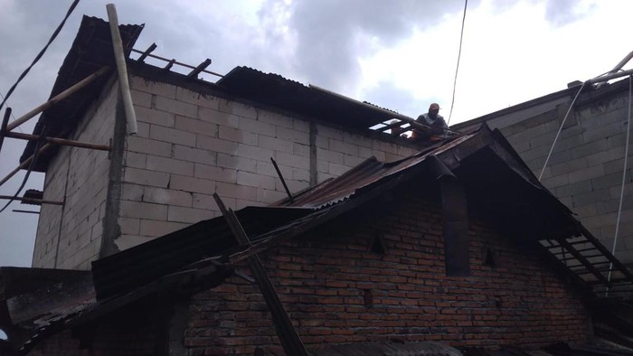 Atap rumah warga di Wonosobo rusak diterjang angin kencang, Sabtu (14/6/2025).