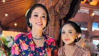 Senyuman manis Maia Estianty saat foto bareng Kris Dayanti. Foto: instagram Aurel Hermansyah dan Kris Dayanti.