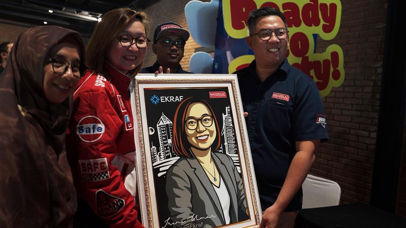 axDecal yang menggandeng Kementerian Ekonomi Kreatif (EKRAF) dan Sekuya (anime game creator), untuk menghadirkan pengalaman baru yang menggugah semangat kreativitas anak bangsa melalui kolaborasi spektakuler bertajuk MaxDecal Art Party.