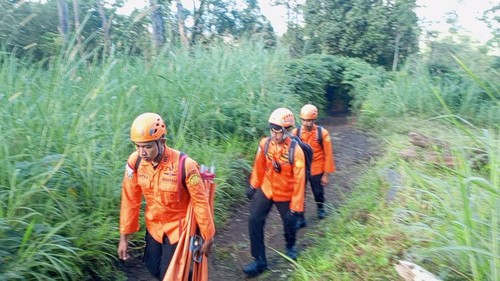 Basarnas Karangasem saat melakukan pendakian untuk mengevakuasi WN Slovakia yang terjatuh di Gunung Agung, Sabtu (14/6/2025).