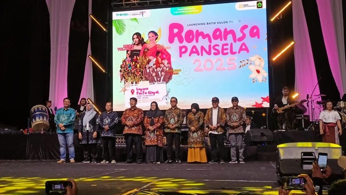 Prosesi peluncuran Songsongagung Ngambararum sebagai motif batik baru khas Kulon Progo dalam acara Romansa Pansela, di Pantai Glagah, Temon, Kulon Progo, Jumat (13/6/2025).