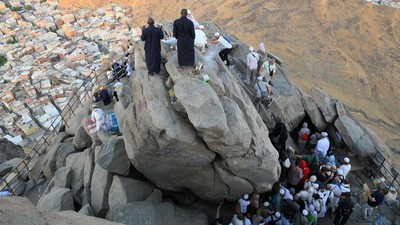 Gua Hira Dikunjungi Jamaah Haji, Antrean Panjang Mendaki Jabal Nur