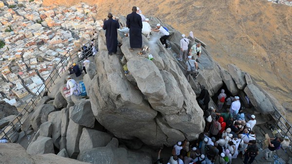 Gua Hira Dikunjungi Jamaah Haji, Antrean Panjang Mendaki Jabal Nur