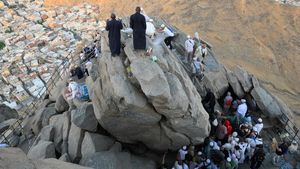 Gua Hira Dikunjungi Jamaah Haji, Antrean Panjang Mendaki Jabal Nur