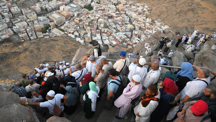 Berziarah ke Gua Hira Jamaah haji dari berbagai negara mendaki Jabal Nur untuk menuju Gua Hira di Makkah, Arab Saudi, Sabtu (14/6/2025). Gua Hira yang merupakan tempat pertama kalinya Nabi Muhammad SAW menerima wahyu dari Allah SWT yakni Surat Al Alaq ayat 1-5 melalui malaikat Jibril tersebut, ramai dikunjungi umat Islam setelah selesainya rangkaian puncak ibadah haji. ANTARA FOTO/Andika Wahyu/YU