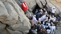 Jamaah haji dari berbagai negara antre memasuki Gua Hira di Makkah, Arab Saudi, Sabtu (14/6/2025). Foto: ANTARA FOTO/ANDIKA WAHYU