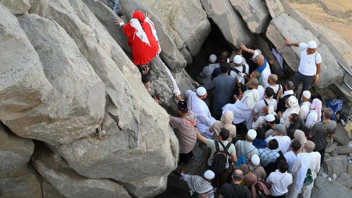 Berziarah ke Gua Hira Jamaah haji dari berbagai negara mendaki Jabal Nur untuk menuju Gua Hira di Makkah, Arab Saudi, Sabtu (14/6/2025). Gua Hira yang merupakan tempat pertama kalinya Nabi Muhammad SAW menerima wahyu dari Allah SWT yakni Surat Al Alaq ayat 1-5 melalui malaikat Jibril tersebut, ramai dikunjungi umat Islam setelah selesainya rangkaian puncak ibadah haji. ANTARA FOTO/Andika Wahyu/YU