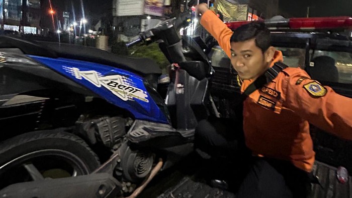 BPBD antar seorang remaja (17) pulang ke rumahnya, lantaran kunci motor hilang.