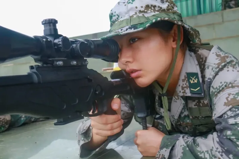 Ikki ayol bir yigitni sikishadi