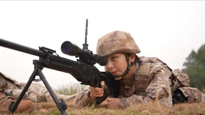 Buzainafu Yasenjiang, sniper cantik yang viral disebut mirip artis Dilraba Dilmurat.