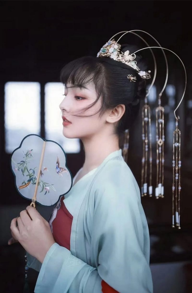 Buzainafu Yasenjiang, sniper cantik yang viral disebut mirip artis Dilraba Dilmurat.