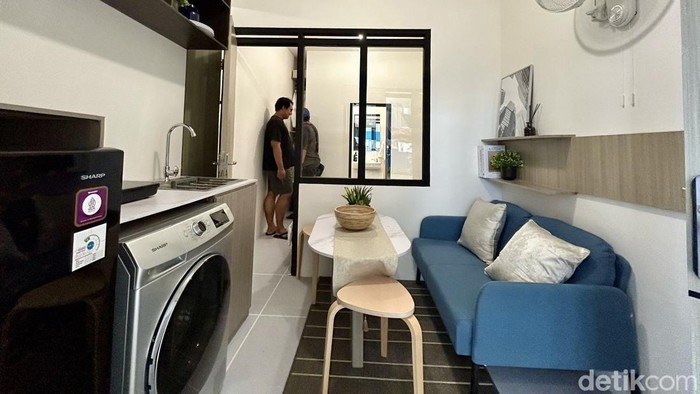 Design rumah contoh subsidi seluas 14 meter persegi di salah satu pusat perbelanjaan di Jakarta, Sabtu (14/6/2025). Terdapat dua tipe rumah yang ditampilkan ditempat ini, yakni single berisi satu kamar dengan luas bangunan 14 meter persegi. Lalu, rumah double dengan dua kamar luas bangunannya 23,4 meter persegi.