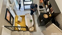 Ketika masuk langsung ada ruangan yang menggabungkan ruang tamu, dapur, dan ruang cuci baju. Kemudian ada sekat yang membatasi ruangan tersebut dengan kamar tidur.  